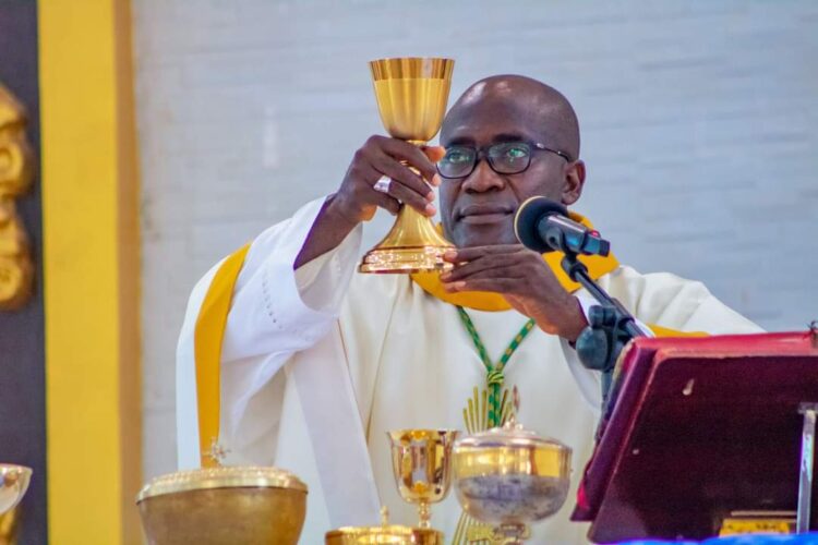 Bishop David Ajang celebrating mass.